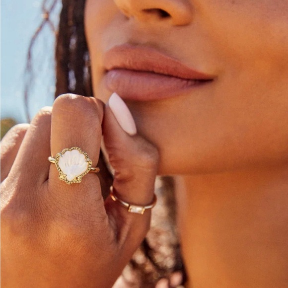 🐚VIRAL 🐚Kendra Scott Brynne Gold Shell ring in ivory pearl SIZE 5 - Picture 2 of 2